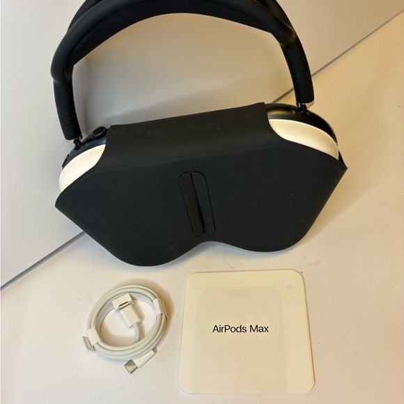 Air Pods Maxx Midnight Over-Ear Headphones w/ Smart Case & USB-C Cable - Picture 3 of 10